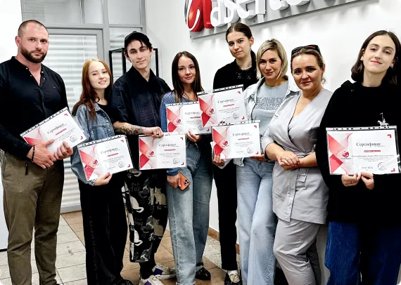 Выпускники обучения LASERTECH с сертификатами