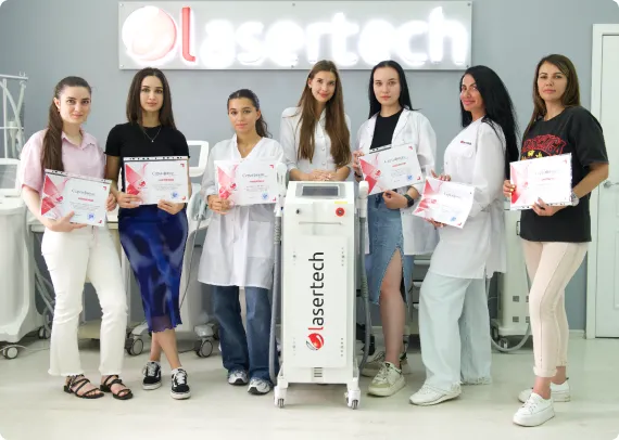 Выпускницы обучения LASERTECH возле аппарата